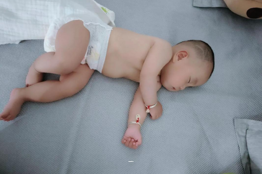灯塔宝宝胳膊上起红疙瘩